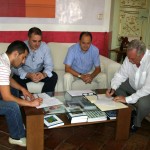 Firma contrato construcción nave industrial en Agua Salada