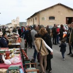 El mercadillo de segunda mano aumenta el número de puestos y la calidad de sus piezas