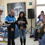 Los usuarios del centro de día reciben las chapas personificadas con el código QR