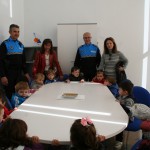 Los alumnos del Centro de Atención a la Infancia visitan las dependencias de la Policía Local